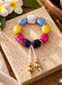 Pulsera multicolor de cuentas cuadradas con detalles dorados