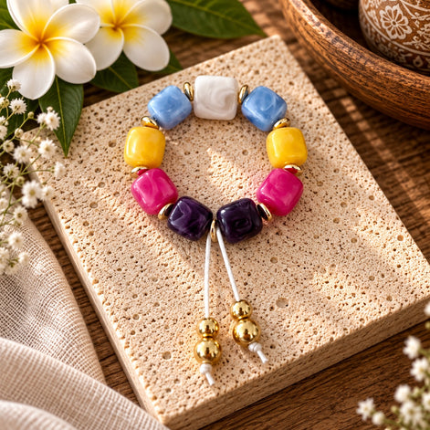 Pulsera multicolor de cuentas cuadradas con detalles dorados