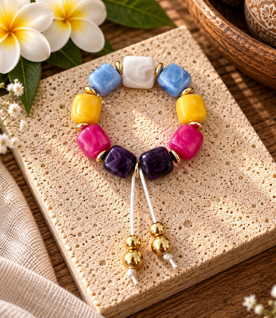 Pulsera multicolor de cuentas cuadradas con detalles dorados